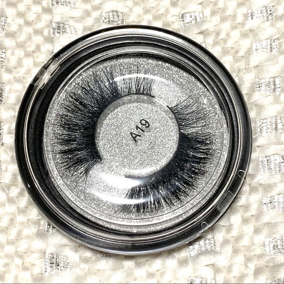 Lashes - Picture 3 of 3